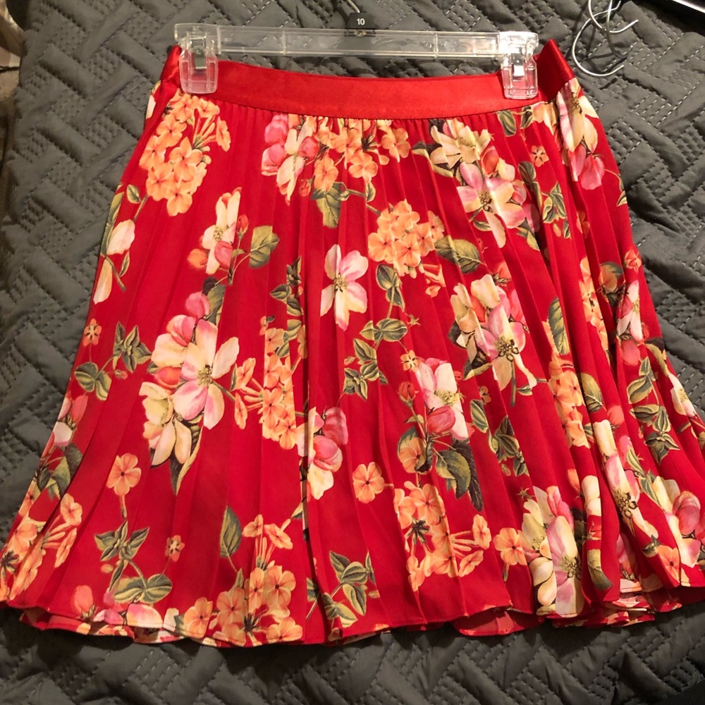 Pleated red flower skirt